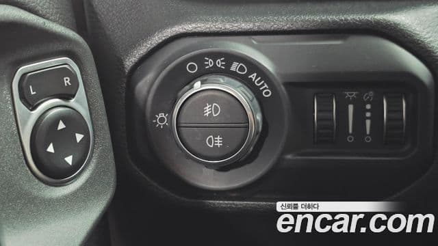 Jeep Wrangler 2019 — Şəkil 19/20