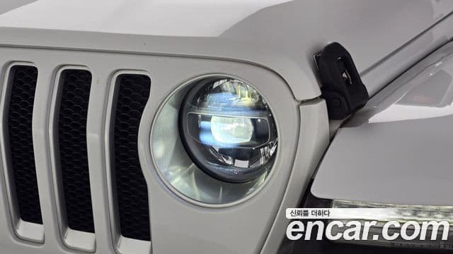 Jeep Wrangler 2019 — ფოტო 25/31