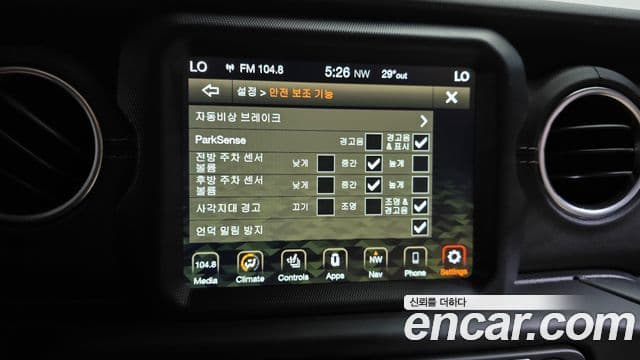 Jeep Wrangler 2019 — ფოტო 18/31
