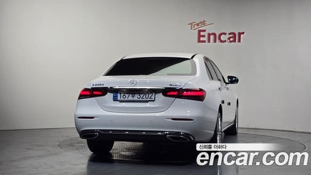 Mercedes-Benz E-Class 2023 — ფოტო 4/20