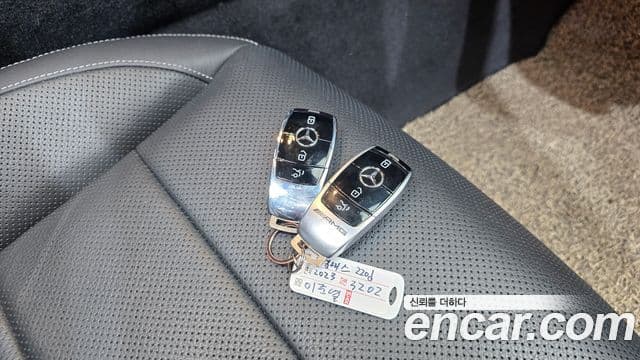 Mercedes-Benz E-Class 2023 — ფოტო 16/20