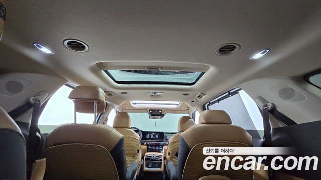 Kia Carnival 2023 — ფოტო 17/20