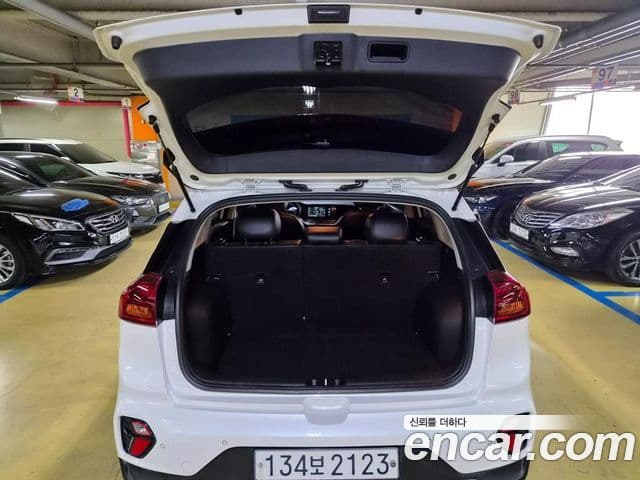 Kia Niro 2019 — ფოტო 18/20
