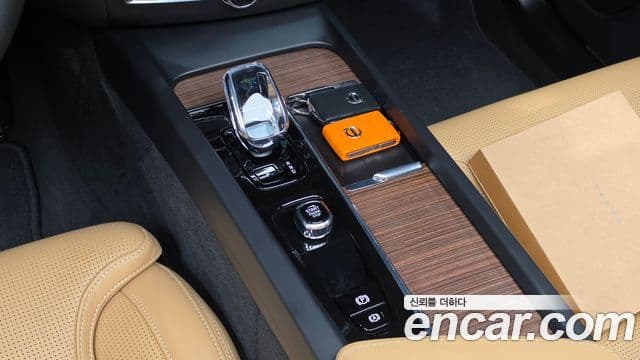 Volvo XC60 2023 — Şəkil 8/20