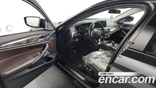 BMW 5 Series 2018 — Şəkil 10/20