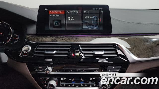 BMW 5 Series 2018 — Şəkil 12/20