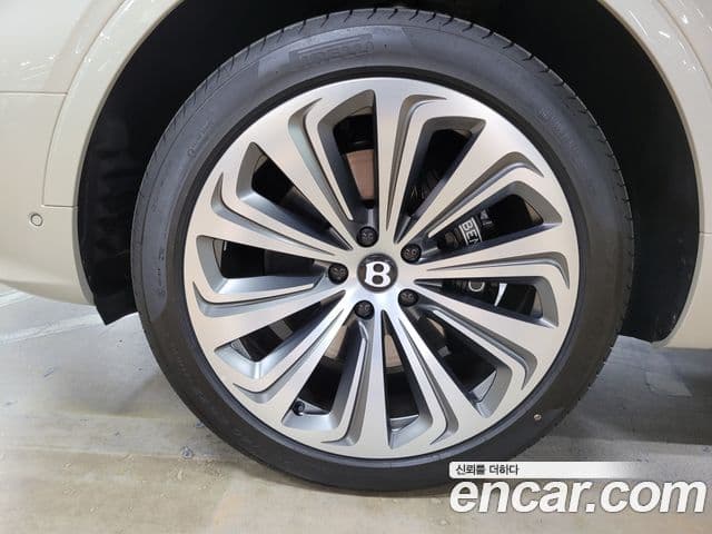 Bentley Bentayga 2026 — ფოტო 19/20