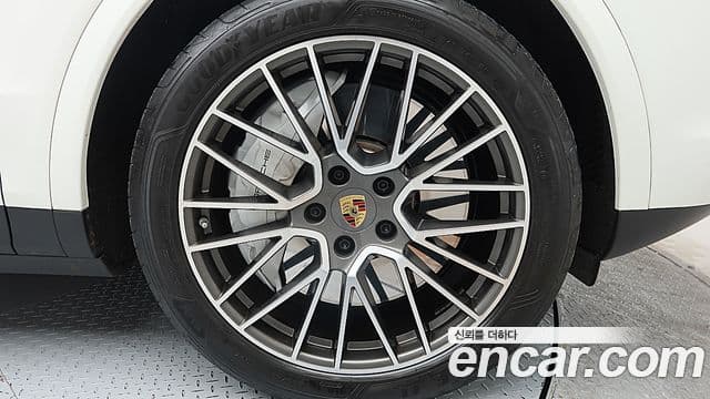 Porsche Cayenne 2020 — Фото 7/20
