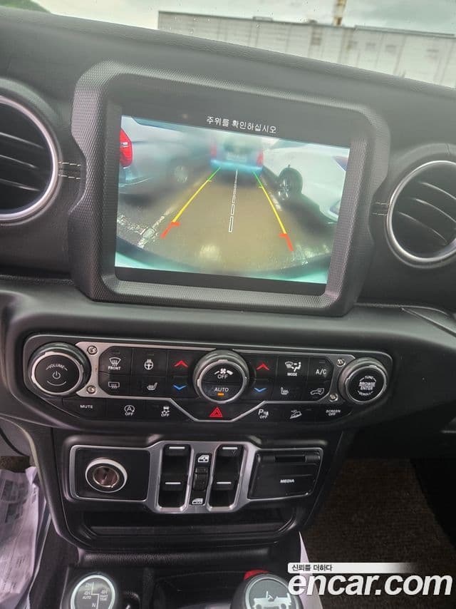 Jeep Wrangler 2018 — ფოტო 15/16