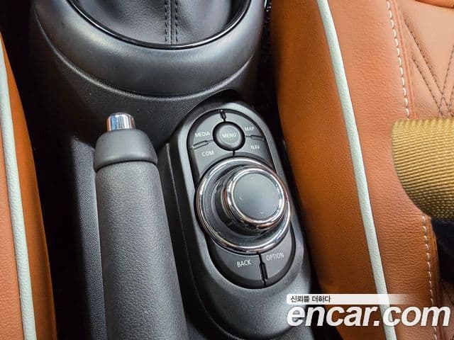 Mini Cooper S Convertible 2024 — Photo 2/20