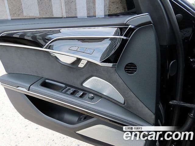 Audi A8 2021 — ფოტო 13/20