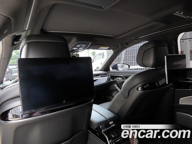 Audi A8 2021 — ფოტო 17/20