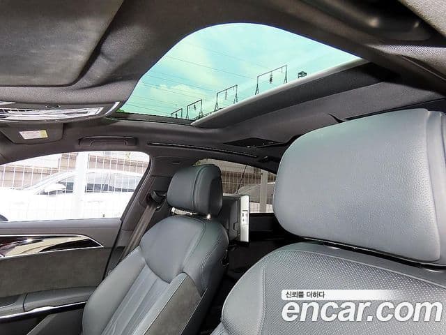 Audi A8 2021 — ფოტო 18/20
