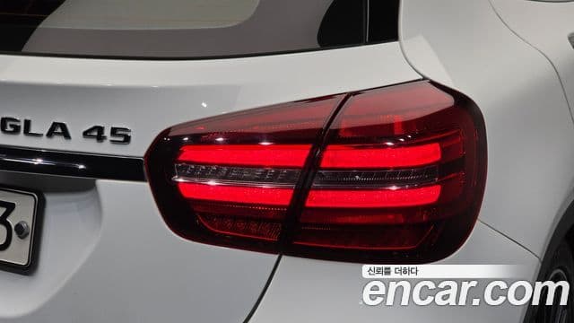 Mercedes-Benz GLA-Class 2018 — Şəkil 30/32