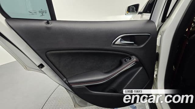 Mercedes-Benz GLA-Class 2018 — Şəkil 5/32