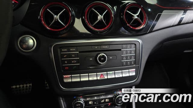 Mercedes-Benz GLA-Class 2018 — Şəkil 21/32