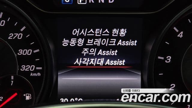 Mercedes-Benz GLA-Class 2018 — Şəkil 16/32