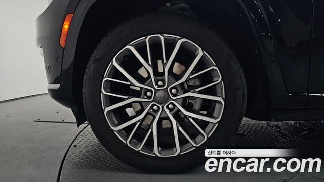 Jeep Grand Cherokee 2023 — ფოტო 5/20
