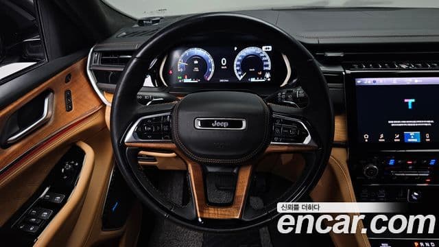 Jeep Grand Cherokee 2023 — ფოტო 13/20