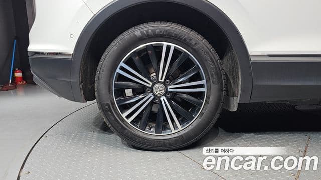 Volkswagen Tiguan 2020 — ფოტო 5/20