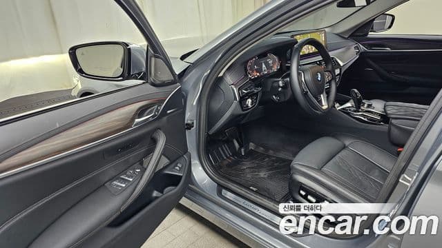 BMW 5 Series 2023 — Şəkil 10/20
