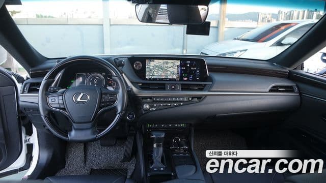 Lexus ES300h 2021 — ფოტო 6/20