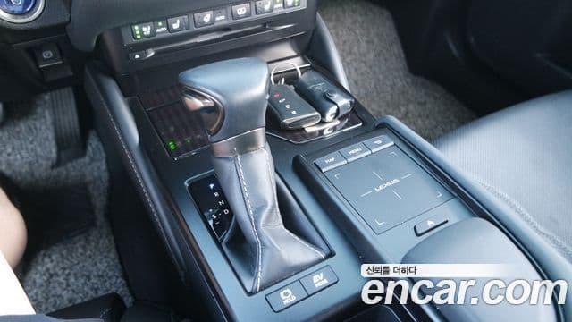 Lexus ES300h 2021 — ფოტო 8/20
