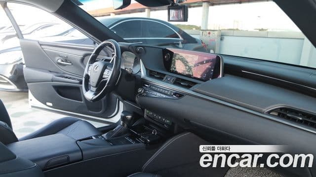 Lexus ES300h 2021 — ფოტო 17/20