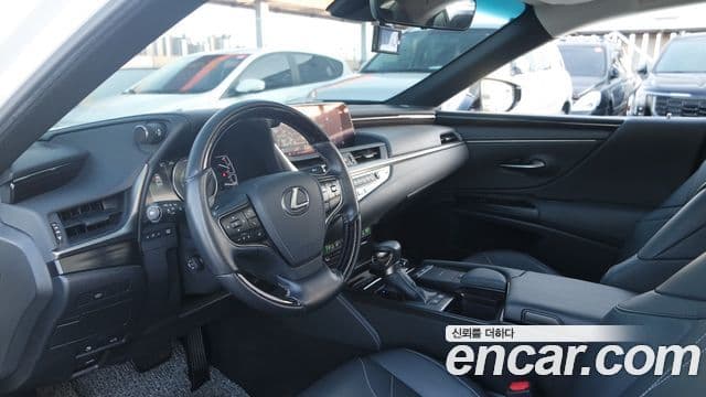 Lexus ES300h 2021 — ფოტო 18/20
