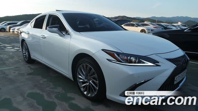 Lexus ES300h 2021 — ფოტო 19/20