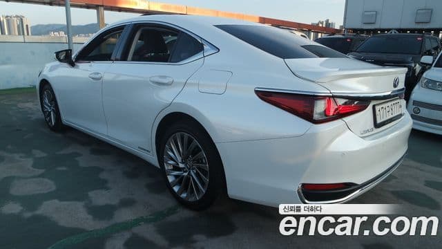 Lexus ES300h 2021 — фото 20 из 20