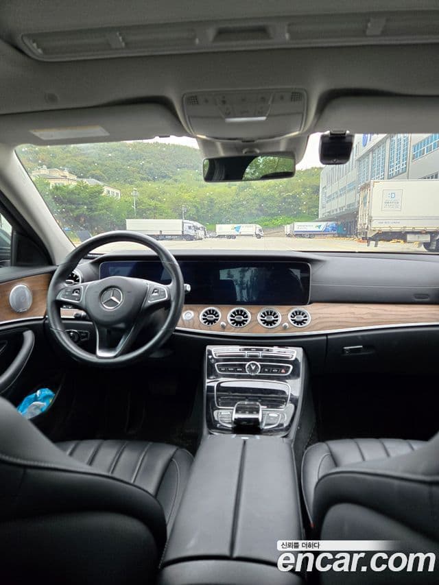 Mercedes-Benz E-Class 2018 — Şəkil 9/10