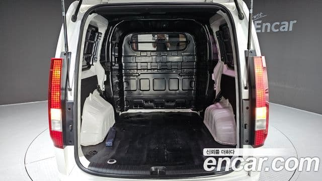 Hyundai Staria 2023 — ფოტო 16/20
