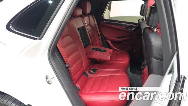 Porsche Macan 2022 — ფოტო 12/20
