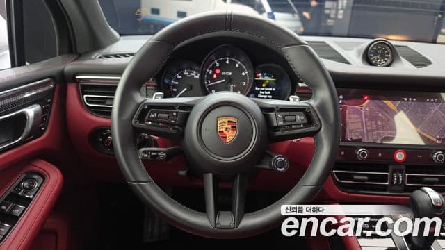 Porsche Macan 2022 — ფოტო 13/20