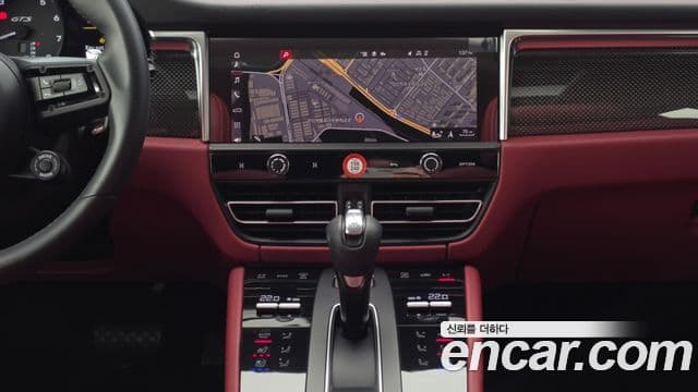 Porsche Macan 2022 — ფოტო 14/20