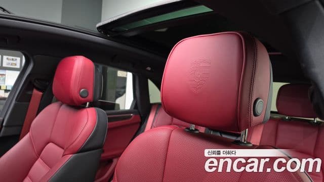 Porsche Macan 2022 — ფოტო 18/20