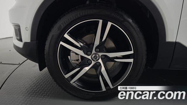 Volvo XC40 2018 — Şəkil 5/20
