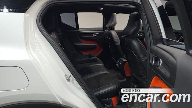 Volvo XC40 2018 — Şəkil 12/20