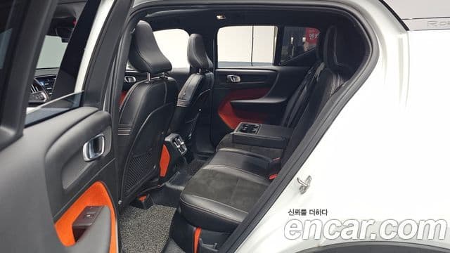 Volvo XC40 2018 — Şəkil 13/20