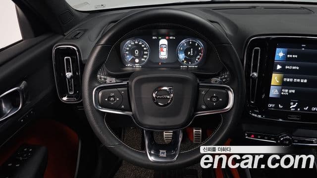 Volvo XC40 2018 — Şəkil 14/20
