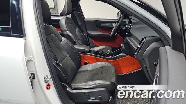 Volvo XC40 2018 — Photo 22/34