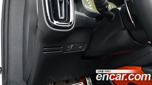 Volvo XC40 2018 — Photo 2/34