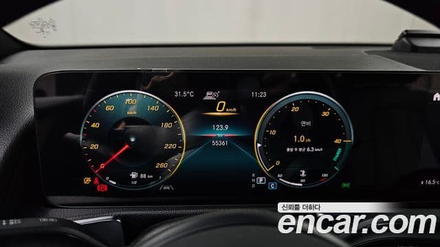 Mercedes-Benz GLB-Class 2021 — ფოტო 8/20