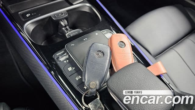 Mercedes-Benz GLB-Class 2021 — ფოტო 15/20