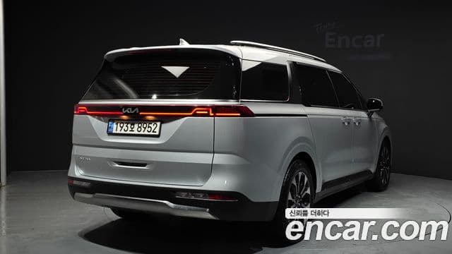 Kia Carnival 2023 — ფოტო 2/20