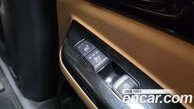 Kia Carnival 2023 — ფოტო 19/20