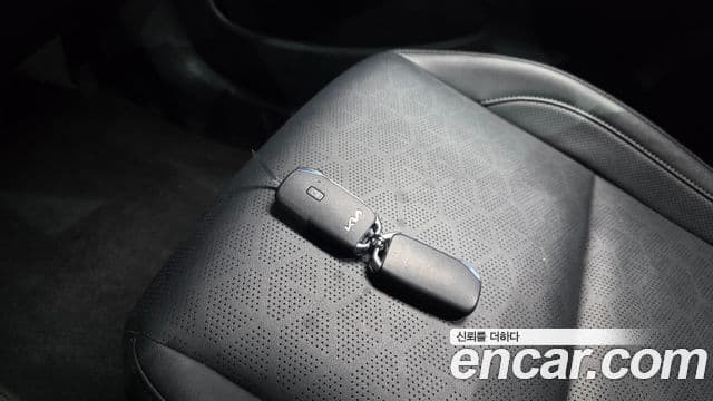 Kia Seltos 2023 — ფოტო 17/20