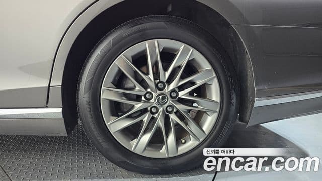 Lexus LS500 2018 — Photo 31/36