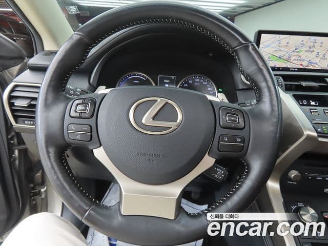 Lexus NX300h 2018 — Photo 3/20